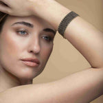 Bracciale-Telaio-Aracne-Argentofilato-in-argento-925-nero-indossato