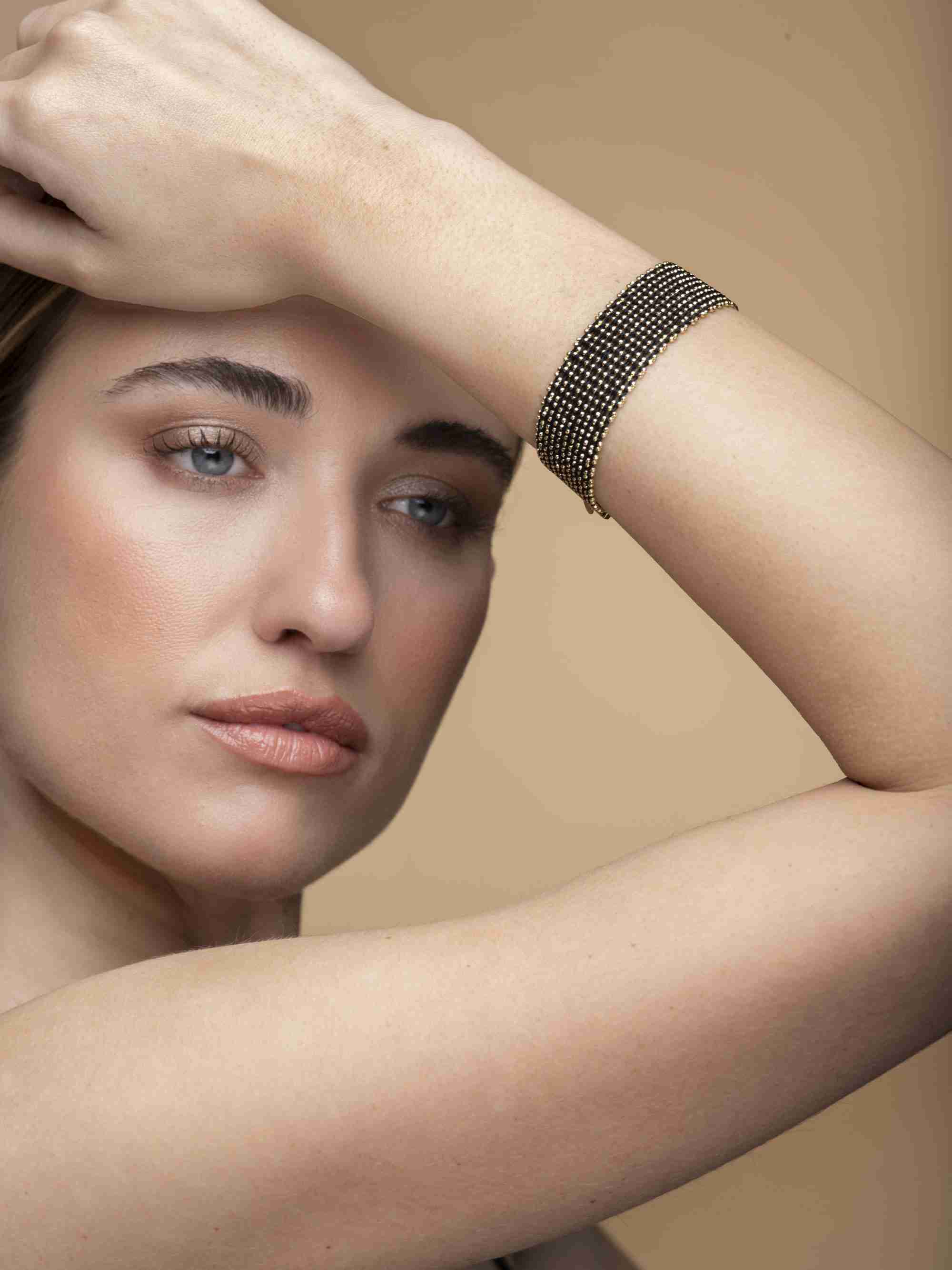 Bracciale-Telaio-Aracne-Argentofilato-in-argento-925-nero-indossato