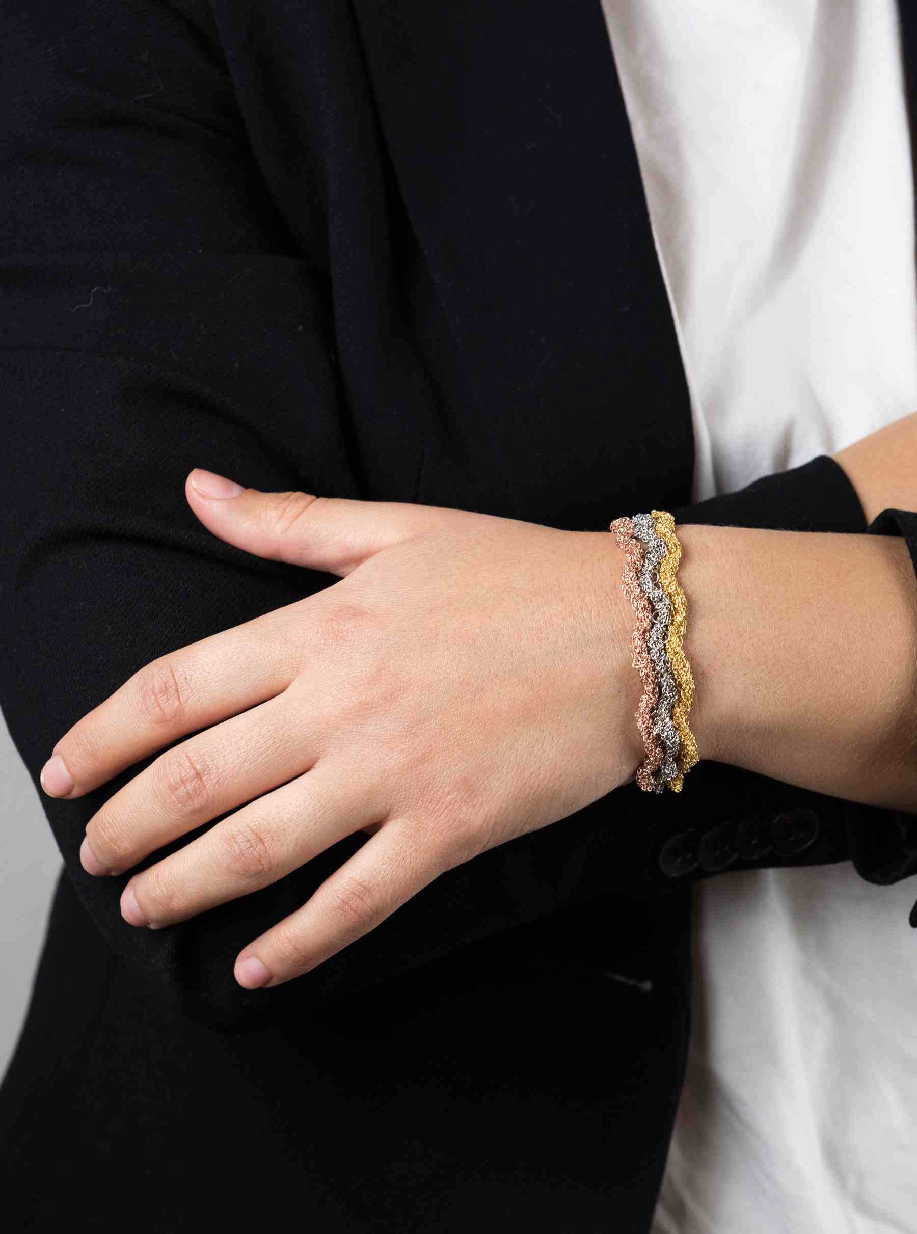 Bracciale-uncinetto-spirale-Argentofilato-in-argento-925-indossato