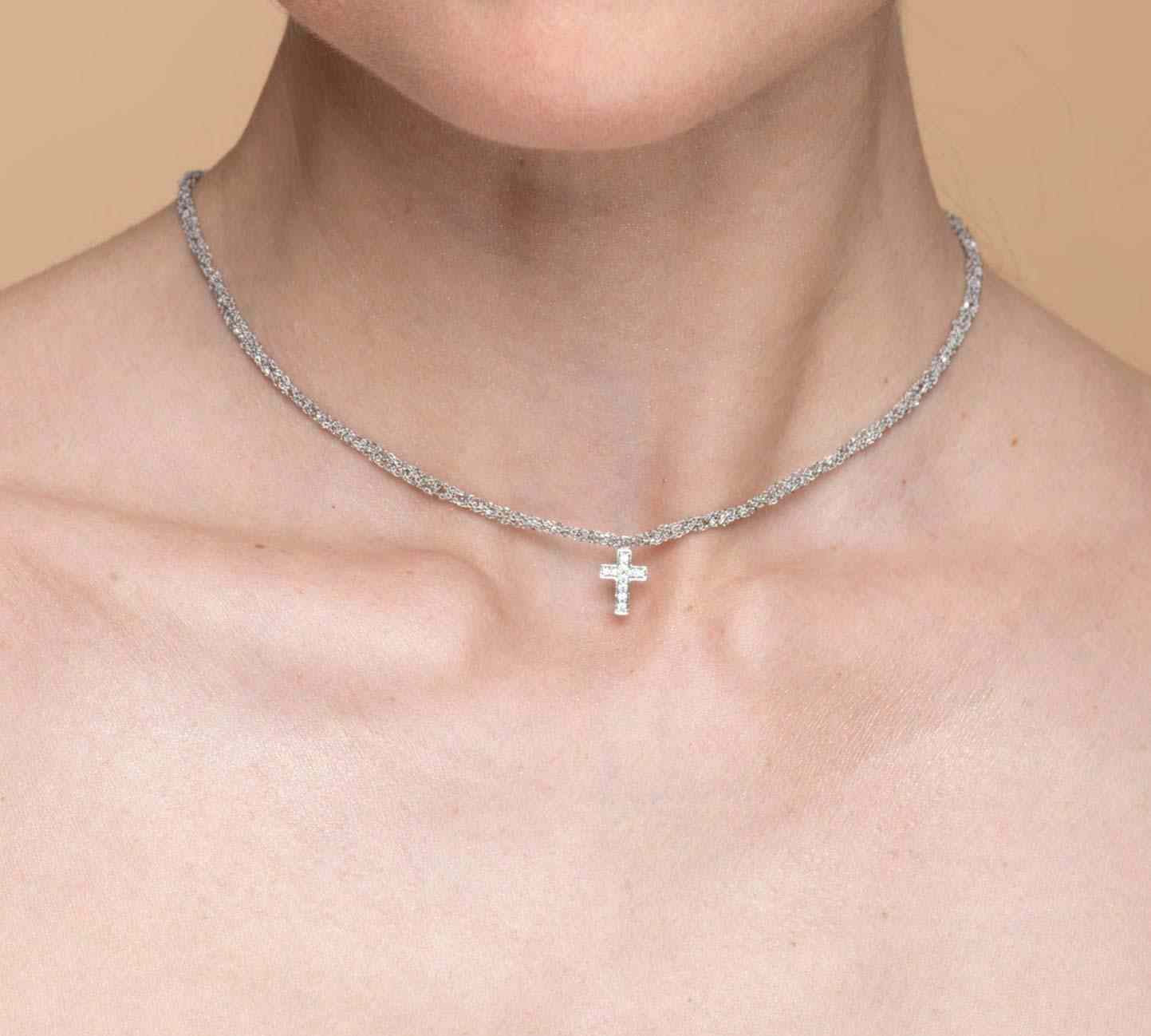 Collana-uncinetto-croce-con-zirconi-Argentofilato-in-argento-925-indossato