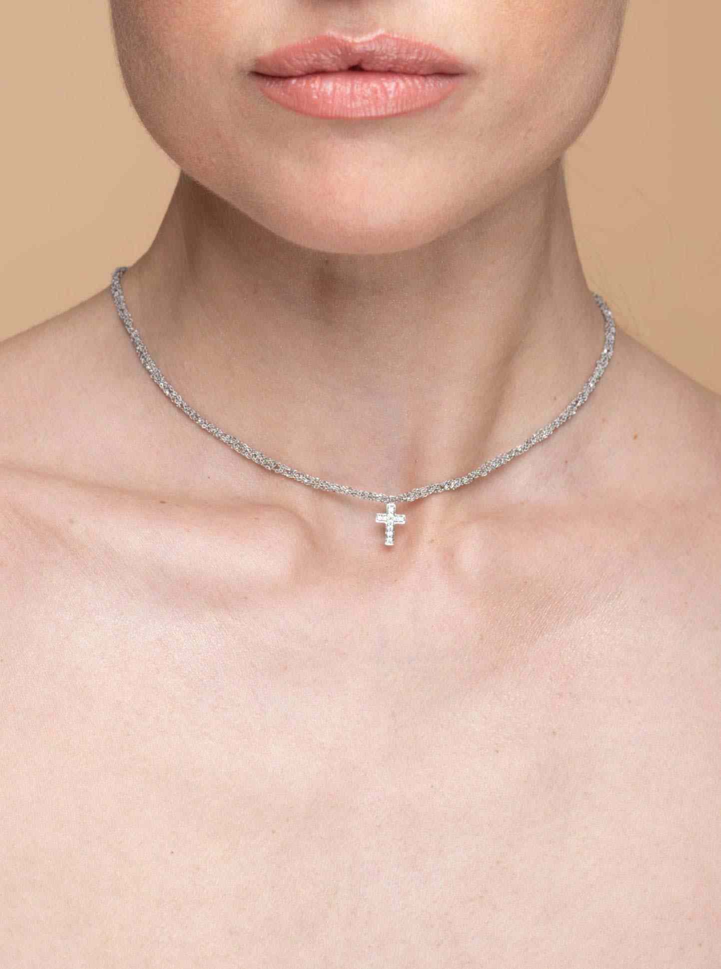 Collana-uncinetto-croce-con-zirconi-Argentofilato-in-argento-925-indossato