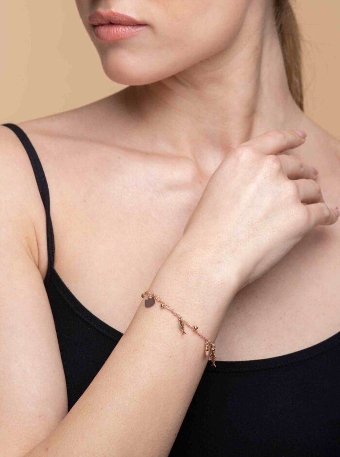 Bracciale in argento 925 con ciondolo gatto e lisca, indossato al polso
