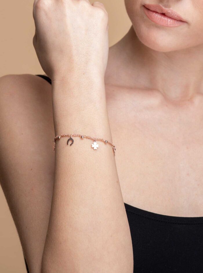 Bracciale portafortuna indossato al polso, maglie leggere e regolabili
