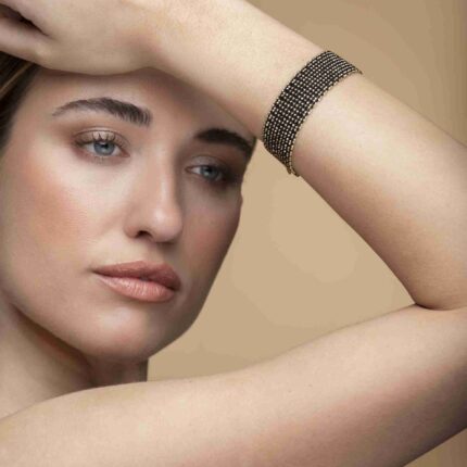 Bracciale Telaio Aracne in argento 925 e cotone intrecciato indossato al polso – design largo e originale