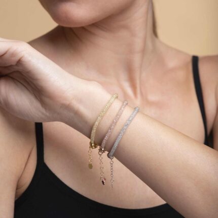 Bracciale con cristalli in argento 925 indossato al polso – gioiello elegante da donna