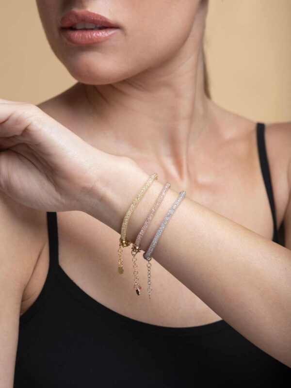Bracciale con cristalli in argento 925 indossato al polso – gioiello elegante da donna