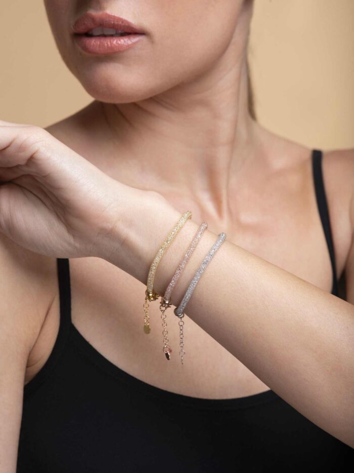 Bracciale con cristalli in argento 925 indossato al polso – gioiello elegante da donna