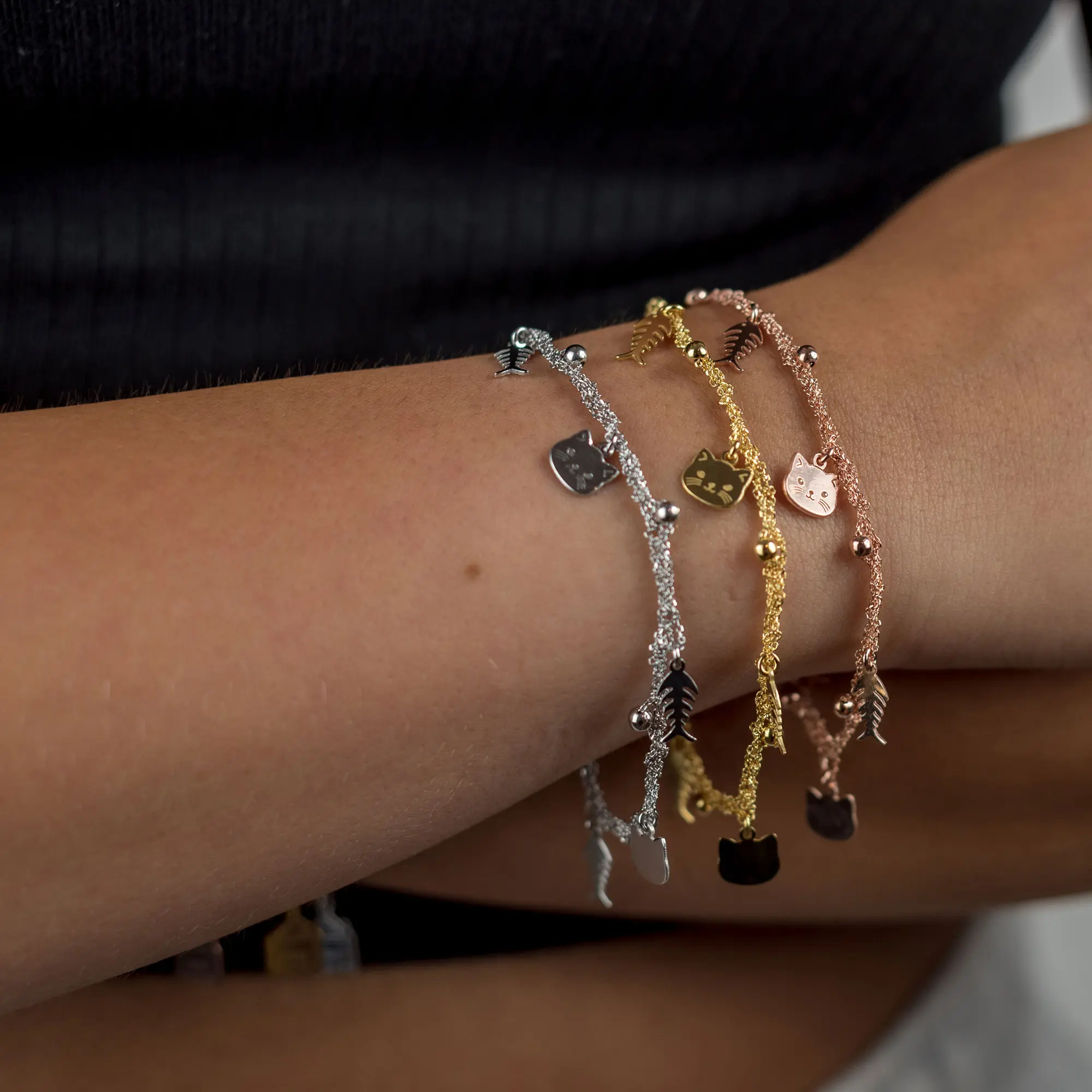Bracciale-gatto-lisca-indossato Bracciale gatto lisca indossato modella