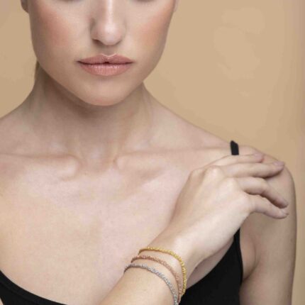 Bracciale uncinetto Sparkle 0.35 argento 925 indossato al polso – catena sottile lavorata a uncinetto, effetto luce naturale