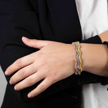 Bracciale uncinetto Spirale argento 925 indossato al polso – maglia a spirale intrecciata con effetto luce dinamico