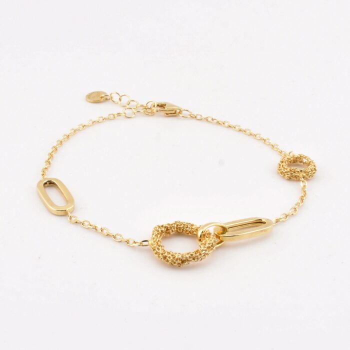 Dettaglio dei due cerchi centrali intrecciati su bracciale in argento 925 – maglia crochet artigianale