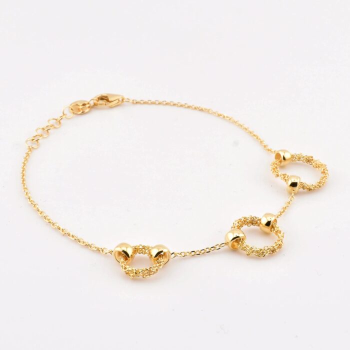 Dettaglio della composizione scalata dei cerchi crochet su bracciale in argento 925 – lavorazione artigianale e texture variabile