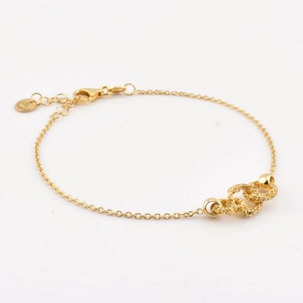 Dettaglio dei tre cerchi intrecciati a uncinetto su bracciale in argento 925 – lavorazione artigianale con catena tessuta