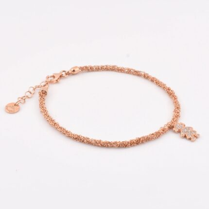 Dettaglio del ciondolo bambina decorato con zirconi su bracciale in argento 925 a maglia uncinetto – brillantezza delicata