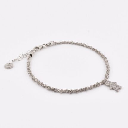 Dettaglio del pendente bambino con zirconi su bracciale in argento 925 – riflessi brillanti