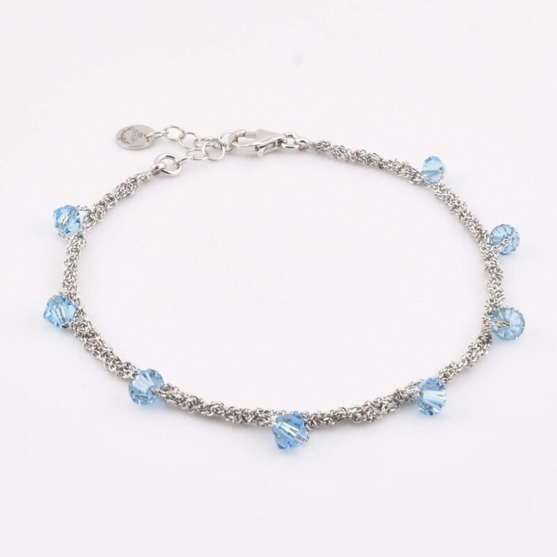 Dettaglio dei rombi di cristallo biconici su catena crochet in argento 925 – lucentezza e artigianalità