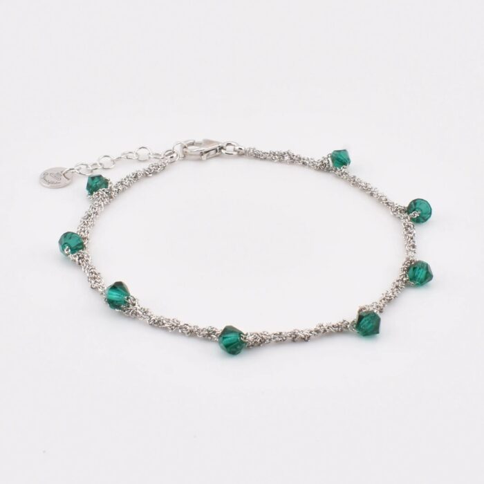 Dettaglio dei rombi di cristallo biconici su catena crochet in argento 925 – lucentezza e artigianalità