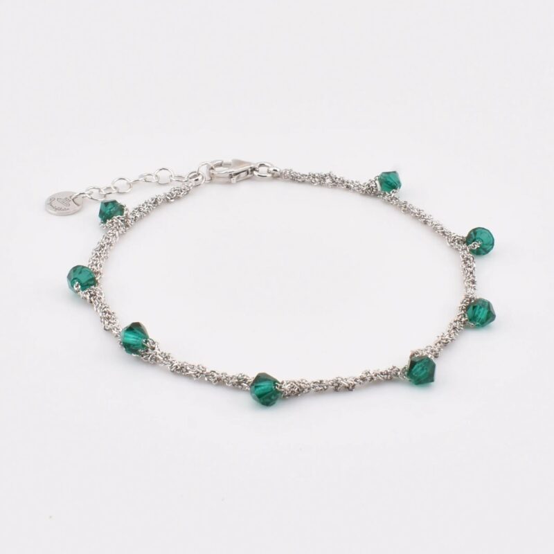Dettaglio dei rombi di cristallo biconici su catena crochet in argento 925 – lucentezza e artigianalità