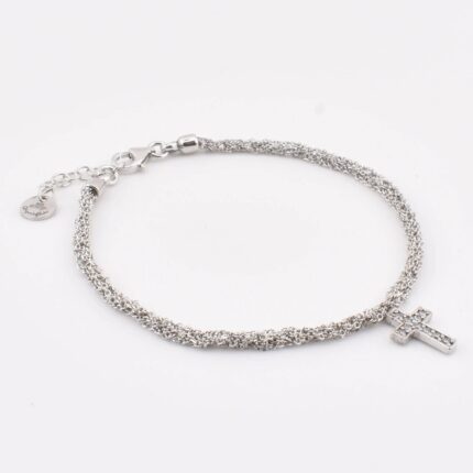 Dettaglio della croce centrale a uncinetto decorata con zirconi su bracciale in argento 925 – brillantezza e artigianato raffinato