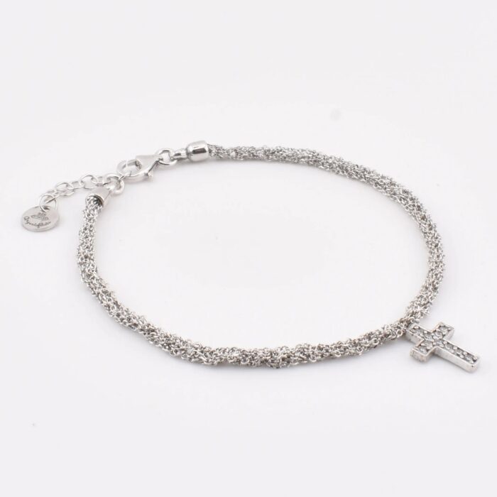 Dettaglio della croce centrale a uncinetto decorata con zirconi su bracciale in argento 925 – brillantezza e artigianato raffinato