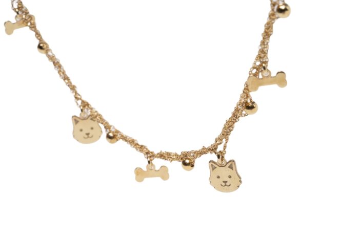 Dettaglio catena del bracciale in argento 925 con pendenti cane e osso