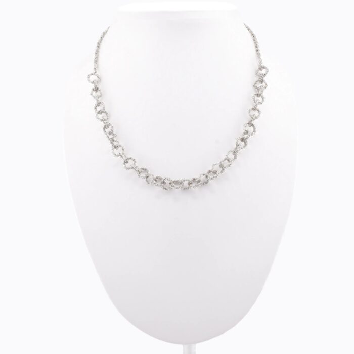 Dettaglio delle maglie rotonde indurite a uncinetto su collana in argento 925 – texture compatta e riflettente