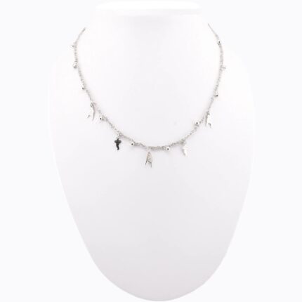 Dettaglio di un simbolo portafortuna su collana in argento 925 – design lucido e portafortuna