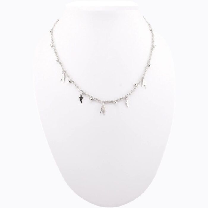 Dettaglio di un simbolo portafortuna su collana in argento 925 – design lucido e portafortuna