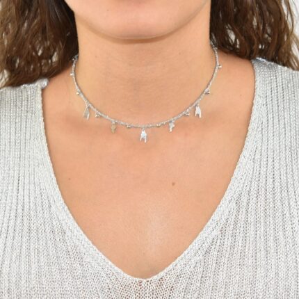 Collana portafortuna in argento 925 indossata al collo davanti – simboli portafortuna su catena sottile