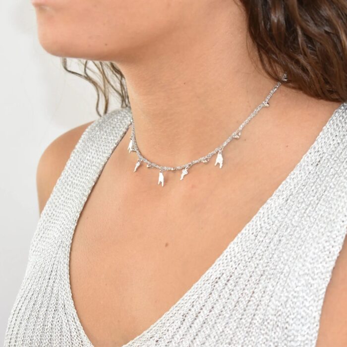 Collana portafortuna in argento 925 indossata al collo – simboli portafortuna su catena sottile