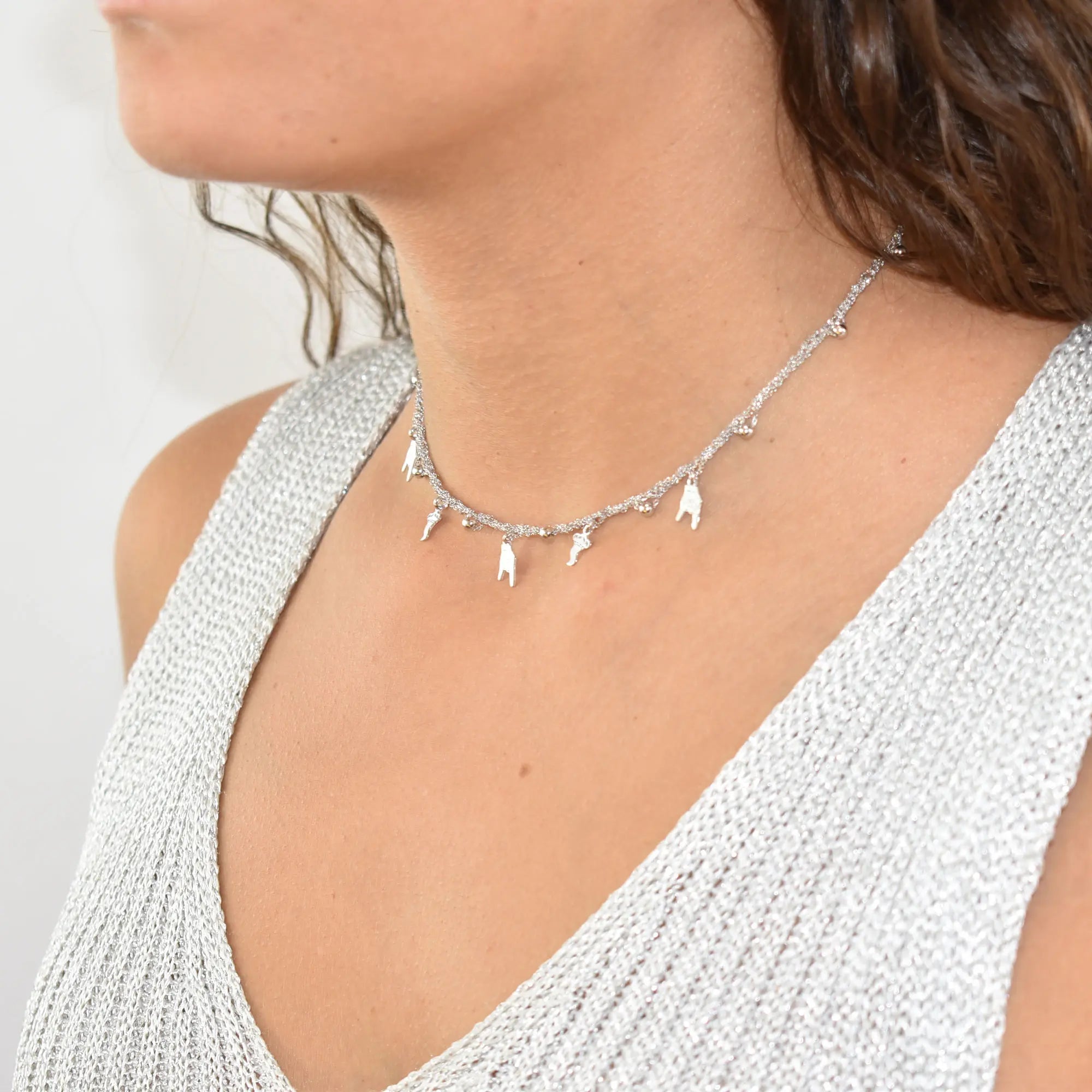 Collana portafortuna in argento 925 indossata al collo – simboli portafortuna su catena sottile