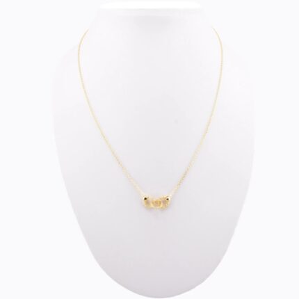 Collana Crochet Rings 3 Cerchi in argento 925 indossata su busto – tre cerchi intrecciati a uncinetto visibili sul collo