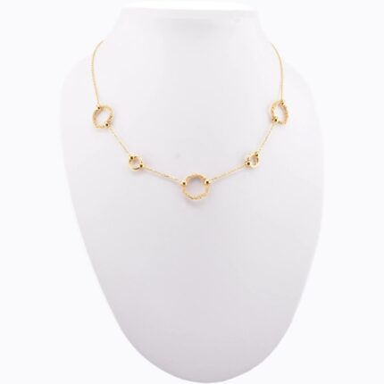 Collana Crochet Rings 5 Cerchi in argento 925 indossata su busto – collana con cinque cerchi intrecciati a uncinetto sul collo