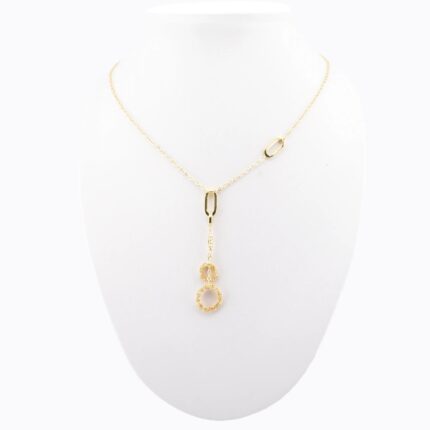 Collana Crochet Rings Doppio Pendente argento 925 indossata su busto – due cerchi crochet di misure diverse pendenti su catena sottile