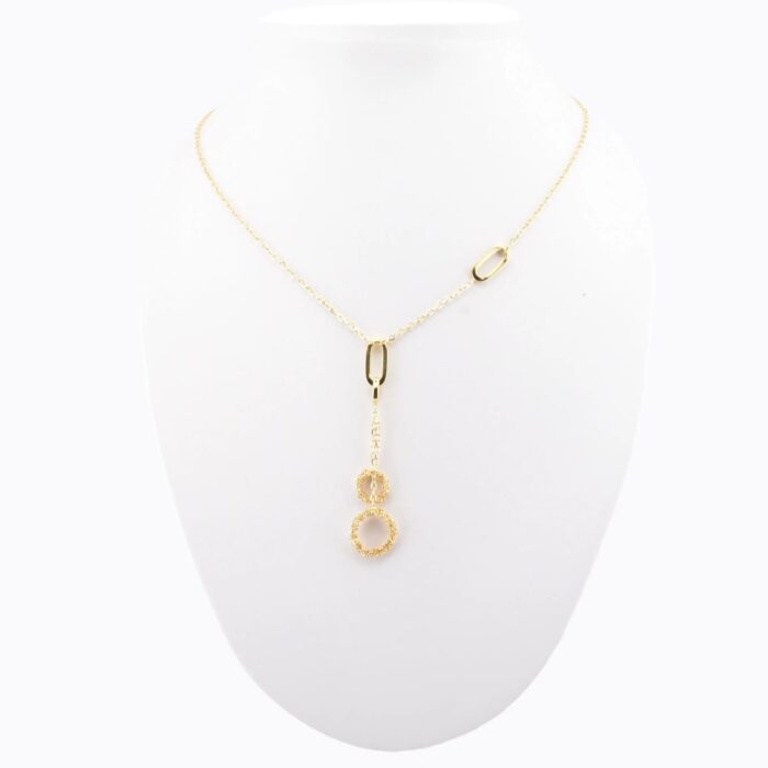 Collana Crochet Rings Doppio Pendente argento 925 indossata su busto – due cerchi crochet di misure diverse pendenti su catena sottile
