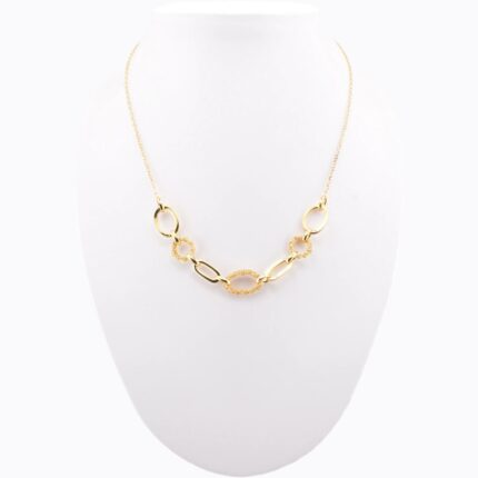 Collana Crochet Rings Ovale in argento 925 indossata su busto – pendente ovale crochet su catena sottile
