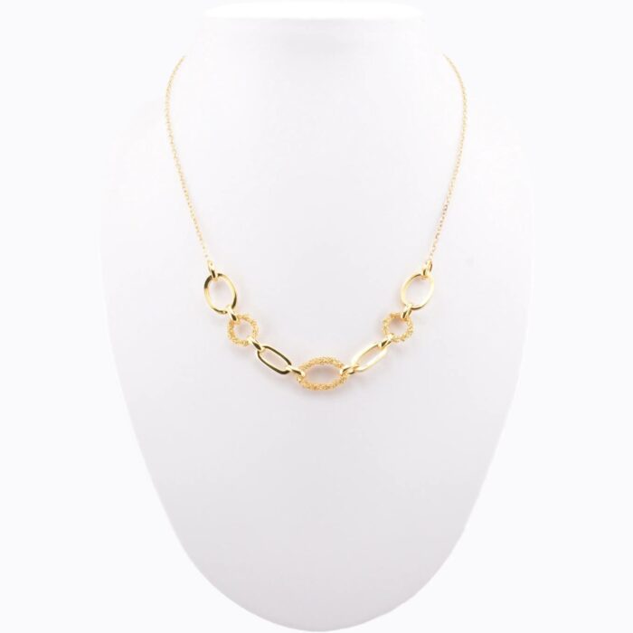 Collana Crochet Rings Ovale in argento 925 indossata su busto – pendente ovale crochet su catena sottile