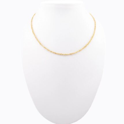 Collana uncinetto Sparkle 0.25 argento 925 indossata su busto – catena ultra sottile riflettente sul collo