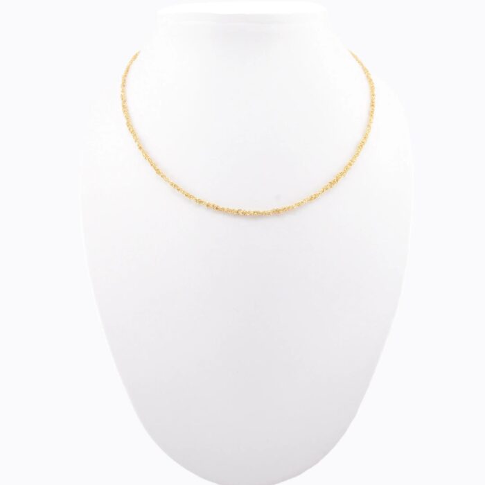 Collana uncinetto Sparkle 0.25 argento 925 indossata su busto – catena ultra sottile riflettente sul collo