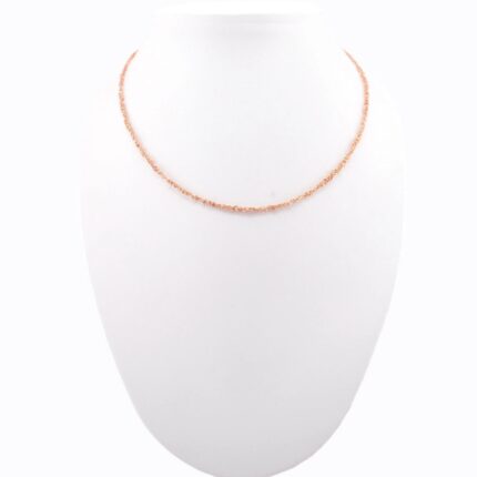 Collana uncinetto Sparkle 0.25 argento 925 indossata su busto – catena ultra sottile riflettente sul collo