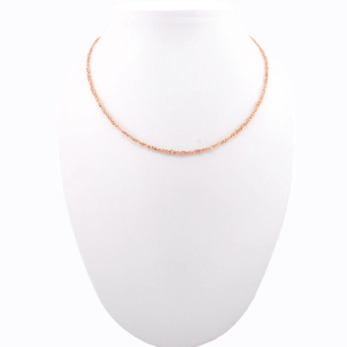 Collana uncinetto Sparkle 0.25 argento 925 indossata su busto – catena ultra sottile riflettente sul collo