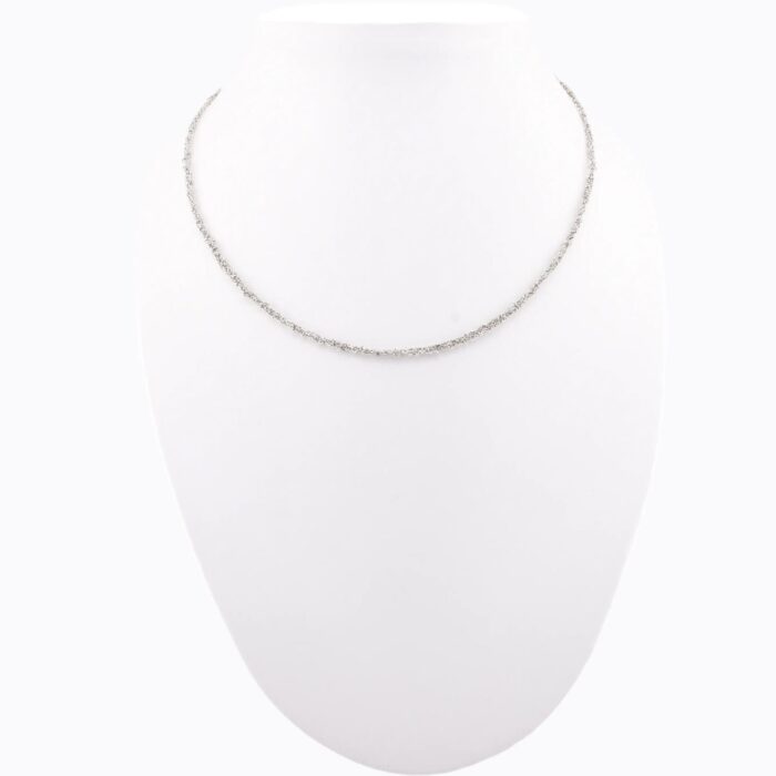 Collana uncinetto Sparkle 0.25 argento 925 indossata su busto – catena ultra sottile riflettente sul collo