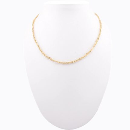 Collana uncinetto Sparkle 0.25 argento 925 indossata su busto – catena ultra sottile riflettente sul collo