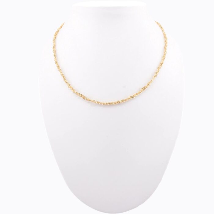 Collana uncinetto Sparkle 0.25 argento 925 indossata su busto – catena ultra sottile riflettente sul collo