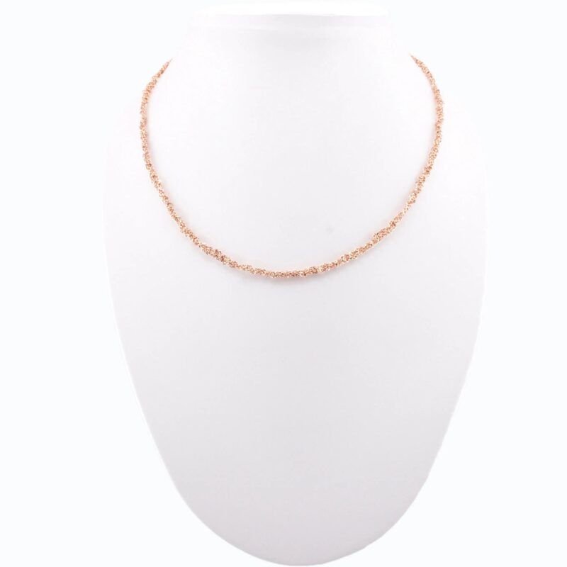 Collana uncinetto Sparkle 0.25 argento 925 indossata su busto – catena ultra sottile riflettente sul collo
