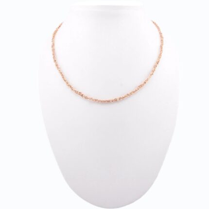 Collana uncinetto Sparkle 0.25 argento 925 indossata su busto – catena ultra sottile riflettente sul collo