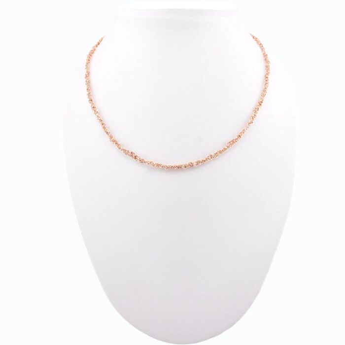Collana uncinetto Sparkle 0.25 argento 925 indossata su busto – catena ultra sottile riflettente sul collo