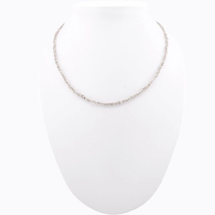 Collana uncinetto Sparkle 0.25 argento 925 indossata su busto – catena ultra sottile riflettente sul collo