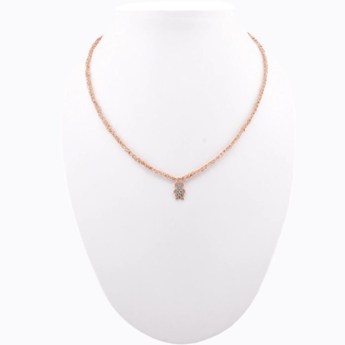 Dettaglio del pendente a forma di bambina con zirconi su collana in argento 925 – riflessi brillanti