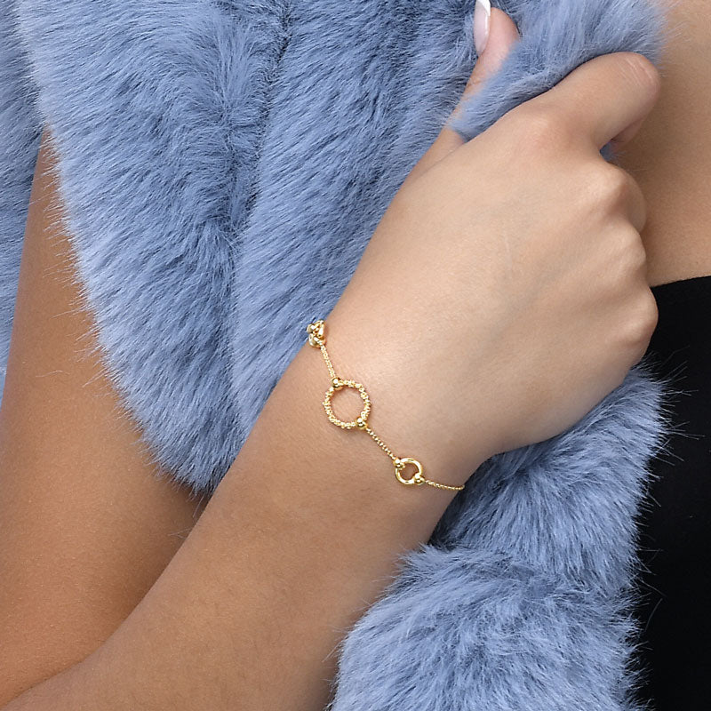 Indossato_Bracciale_Argentofilato_Crochet_Rings_centrale_Dettaglio Bracciale anello centrale ovale argento 925 indossato su polso – elemento ovale visibile sulla catena sottile